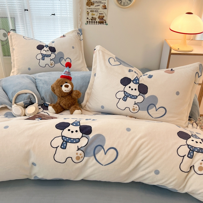 91家纺网 家纺一手货源 找家纺 倾慕  2026新款高克重时尚印花牛奶绒系列 爱心小狗