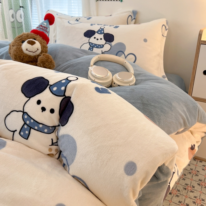 91家纺网 家纺一手货源 找家纺 倾慕  2026新款高克重时尚印花牛奶绒系列 爱心小狗