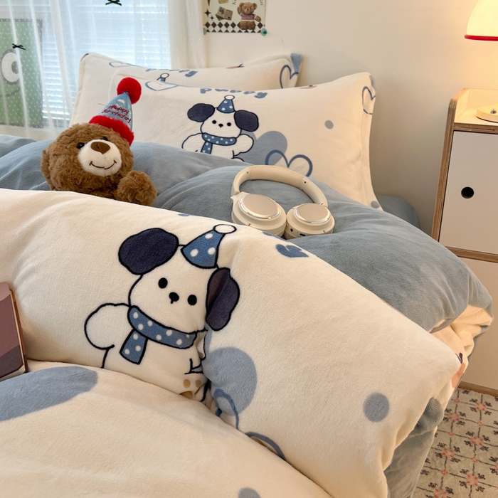 91家纺网 家纺一手货源 找家纺 倾慕  2026新款高克重时尚印花牛奶绒系列 爱心小狗