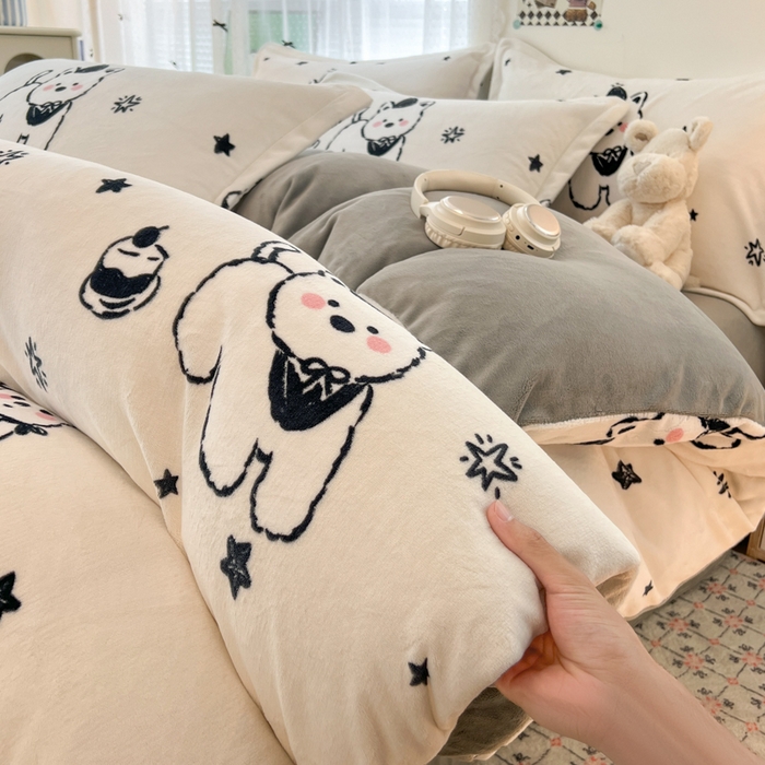 91家纺网 家纺一手货源 找家纺 倾慕  2026新款高克重时尚印花牛奶绒系列 动感小狗