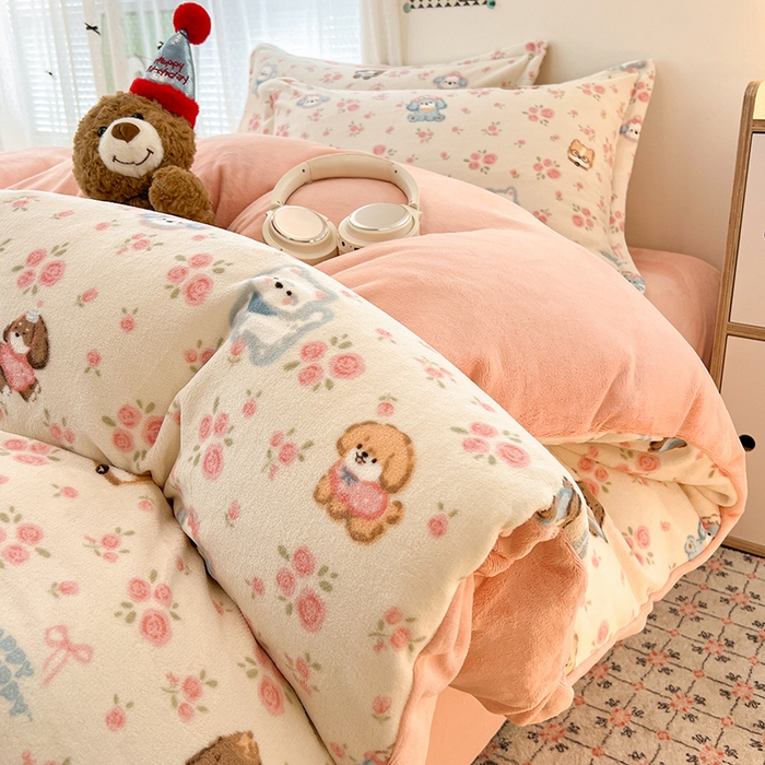 91家纺网 家纺一手货源 找家纺 倾慕  2026新款高克重时尚印花牛奶绒系列 狗狗乐园