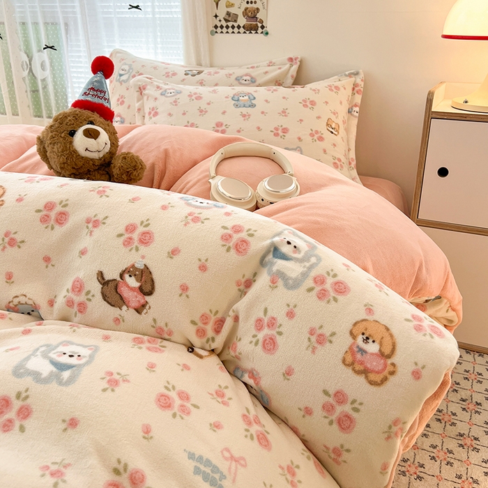 91家纺网 家纺一手货源 找家纺 倾慕  2026新款高克重时尚印花牛奶绒系列 狗狗乐园