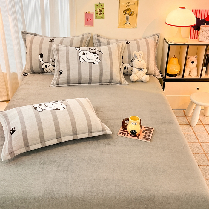 91家纺网 家纺一手货源 找家纺 倾慕  2026新款高克重时尚印花牛奶绒系列 黑白猫