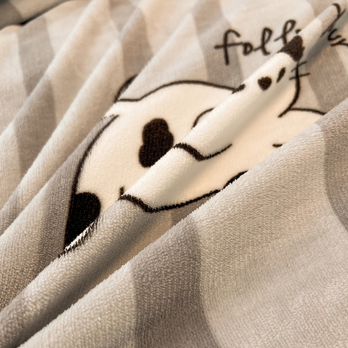 91家纺网 家纺一手货源 找家纺 倾慕  2026新款高克重时尚印花牛奶绒系列 黑白猫