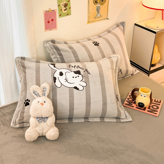 91家纺网 家纺一手货源 找家纺 倾慕  2026新款高克重时尚印花牛奶绒系列 黑白猫