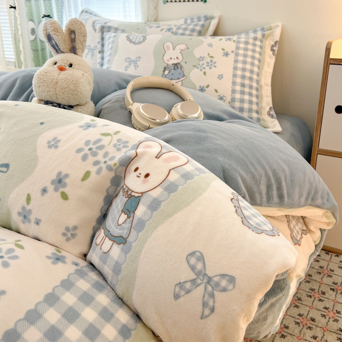 91家纺网 家纺一手货源 找家纺 倾慕  2026新款高克重时尚印花牛奶绒系列 花篮小兔