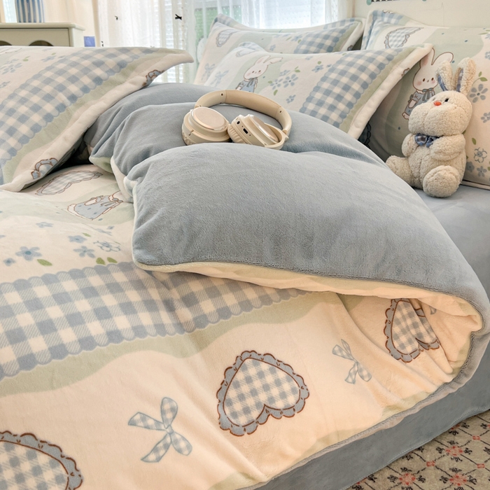 91家纺网 家纺一手货源 找家纺 倾慕  2026新款高克重时尚印花牛奶绒系列 花篮小兔