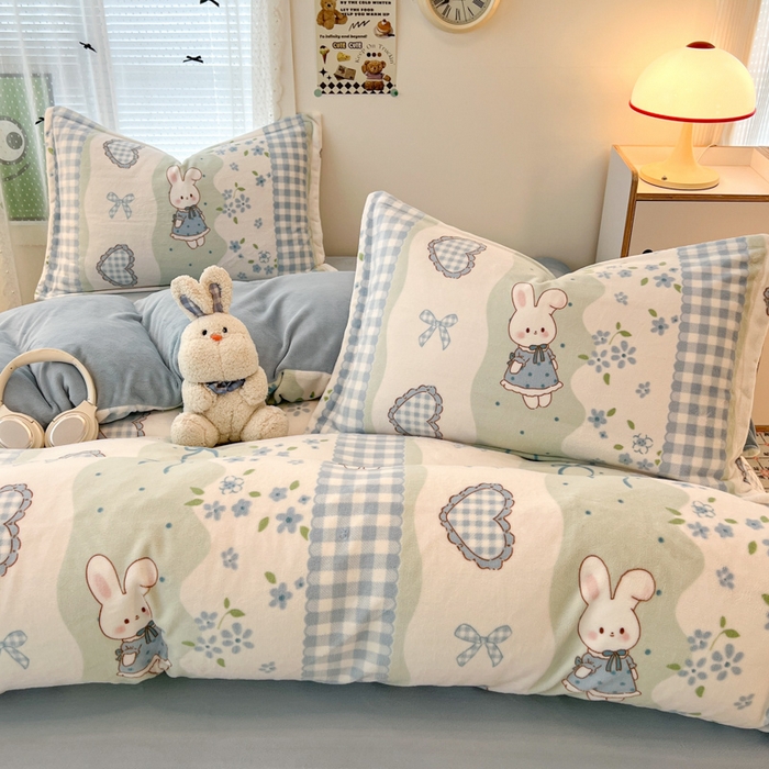 91家纺网 家纺一手货源 找家纺 倾慕  2026新款高克重时尚印花牛奶绒系列 花篮小兔