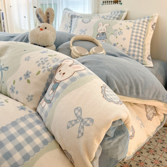 91家纺网 家纺一手货源 找家纺 倾慕  2026新款高克重时尚印花牛奶绒系列 花篮小兔