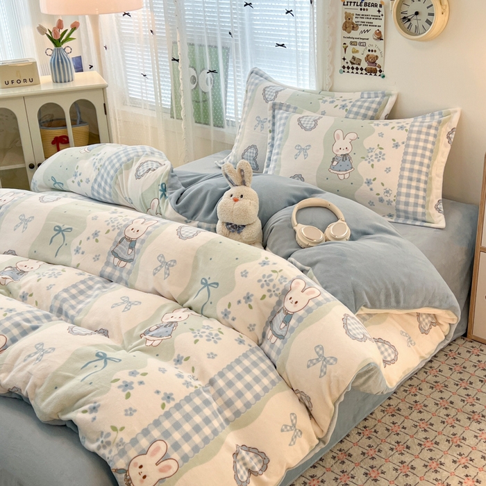 91家纺网 家纺一手货源 找家纺 倾慕  2026新款高克重时尚印花牛奶绒系列 花篮小兔