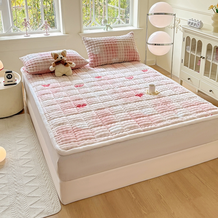 91家纺网 家纺一手货源 找家纺 2025新款印花泡泡兔毛绒床垫学生宿舍床褥软垫 爱心-粉