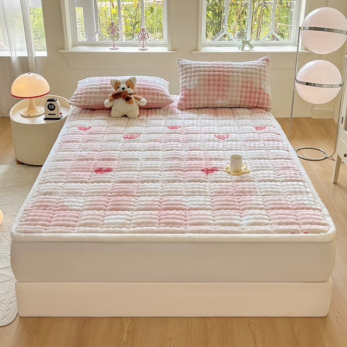 91家纺网 家纺一手货源 找家纺 2025新款印花泡泡兔毛绒床垫学生宿舍床褥软垫 爱心-粉