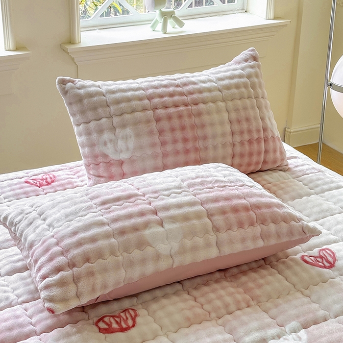 91家纺网 家纺一手货源 找家纺 2025新款印花泡泡兔毛绒床垫学生宿舍床褥软垫 爱心-粉