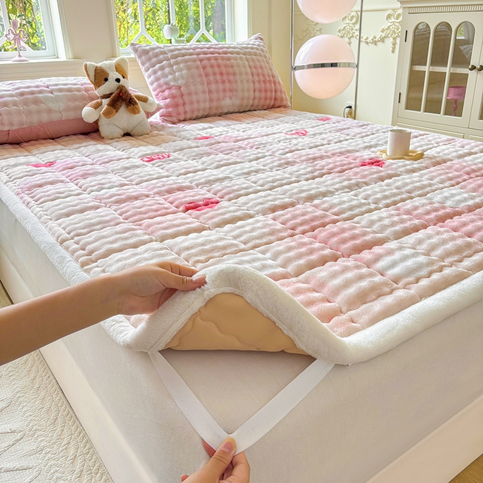 91家纺网 家纺一手货源 找家纺 2025新款印花泡泡兔毛绒床垫学生宿舍床褥软垫 爱心-粉