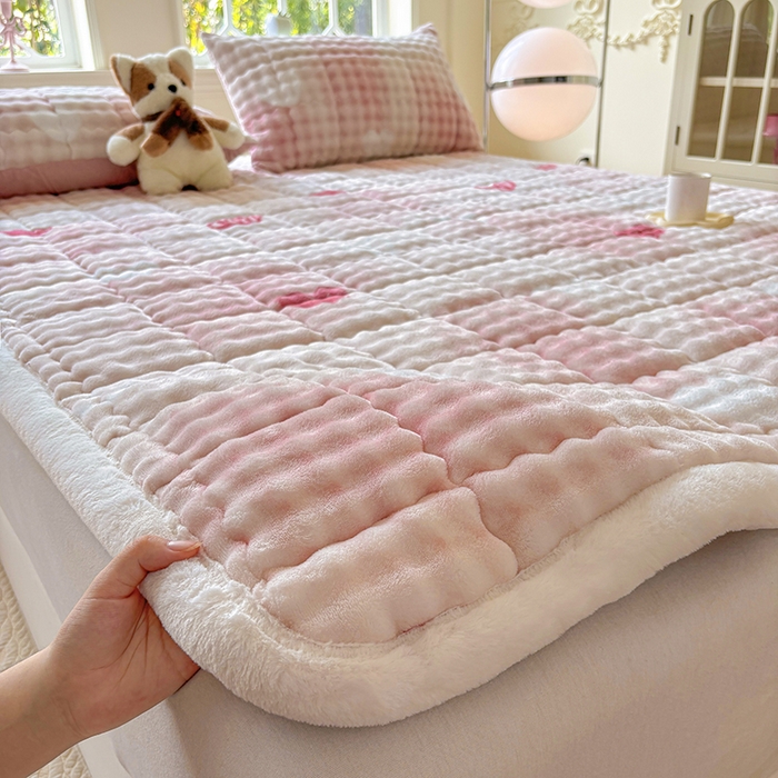 91家纺网 家纺一手货源 找家纺 2025新款印花泡泡兔毛绒床垫学生宿舍床褥软垫 爱心-粉