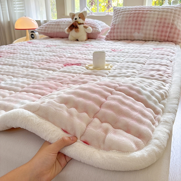 91家纺网 家纺一手货源 找家纺 2025新款印花泡泡兔毛绒床垫学生宿舍床褥软垫 爱心-粉