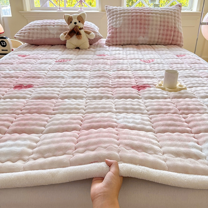 91家纺网 家纺一手货源 找家纺 2025新款印花泡泡兔毛绒床垫学生宿舍床褥软垫 爱心-粉