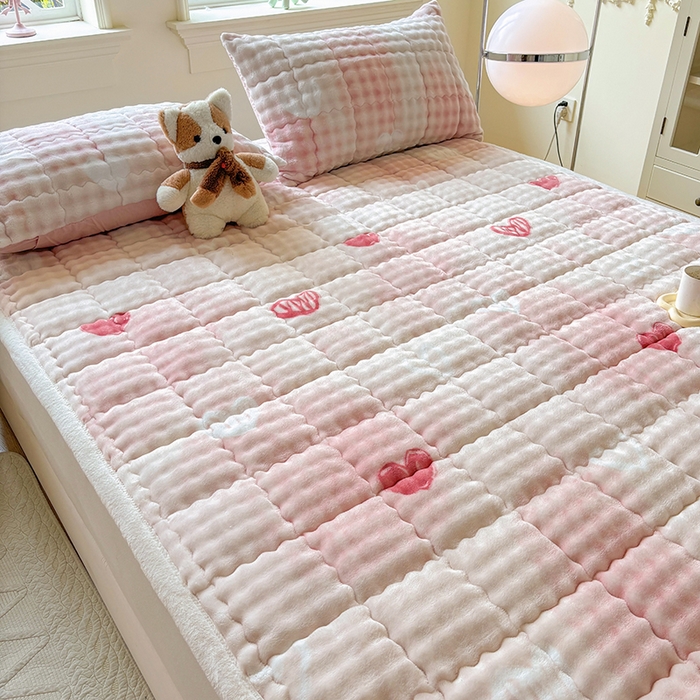 91家纺网 家纺一手货源 找家纺 2025新款印花泡泡兔毛绒床垫学生宿舍床褥软垫 爱心-粉