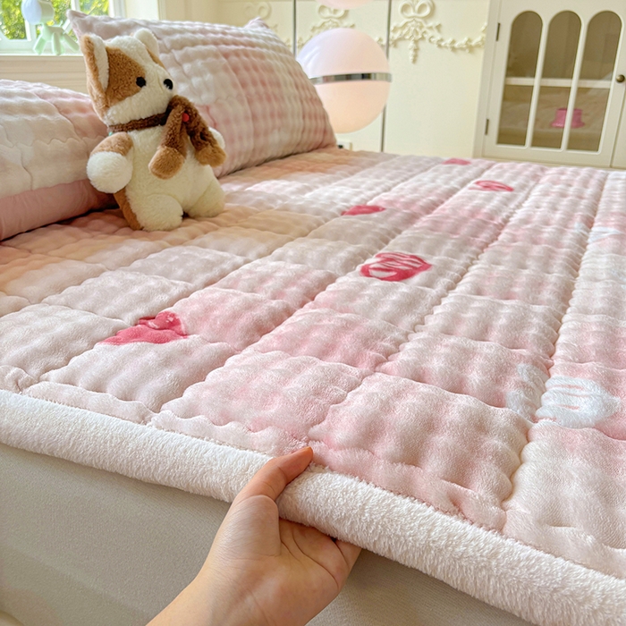 91家纺网 家纺一手货源 找家纺 2025新款印花泡泡兔毛绒床垫学生宿舍床褥软垫 爱心-粉