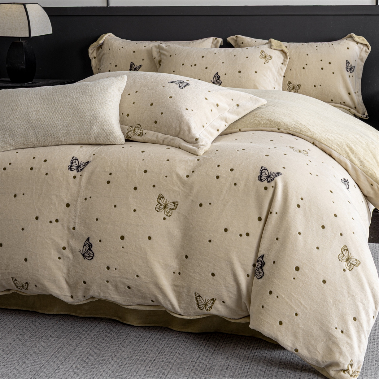 91家纺网 家纺一手货源 找家纺 罗优家纺 2025新款牛奶绒雕花绒四件套 蝶光萦绕