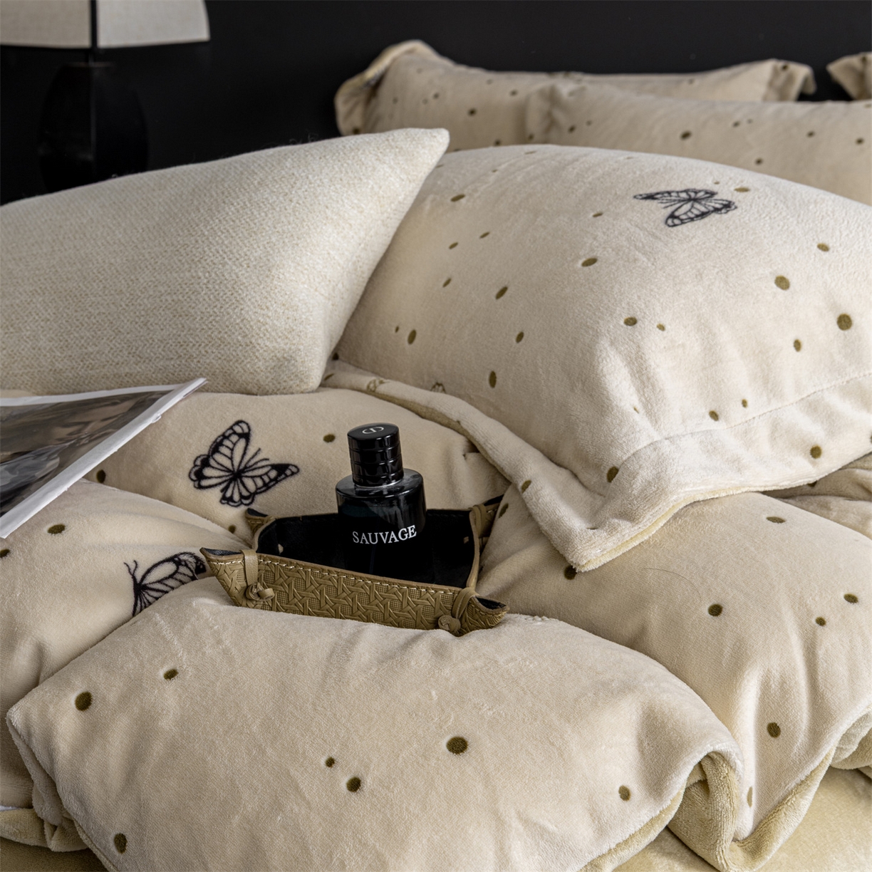 91家纺网 家纺一手货源 找家纺 罗优家纺 2025新款牛奶绒雕花绒四件套 蝶光萦绕