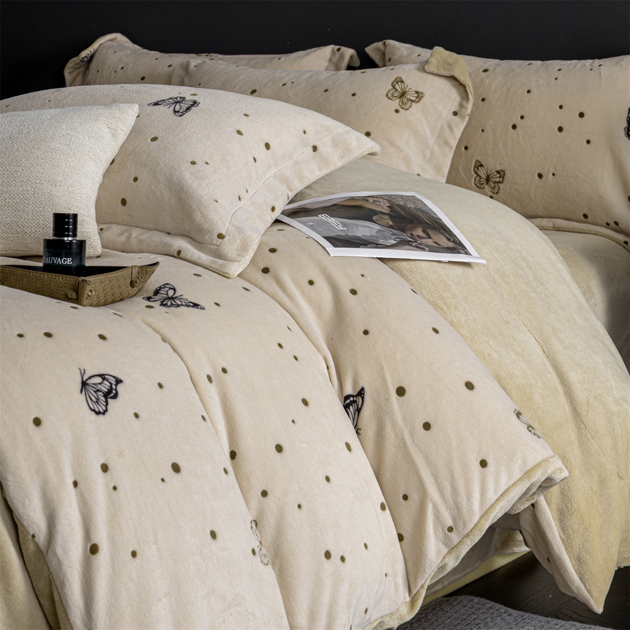 91家纺网 家纺一手货源 找家纺 罗优家纺 2025新款牛奶绒雕花绒四件套 蝶光萦绕