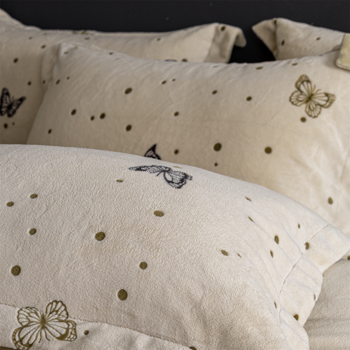 91家纺网 家纺一手货源 找家纺 罗优家纺 2025新款牛奶绒雕花绒四件套 蝶光萦绕