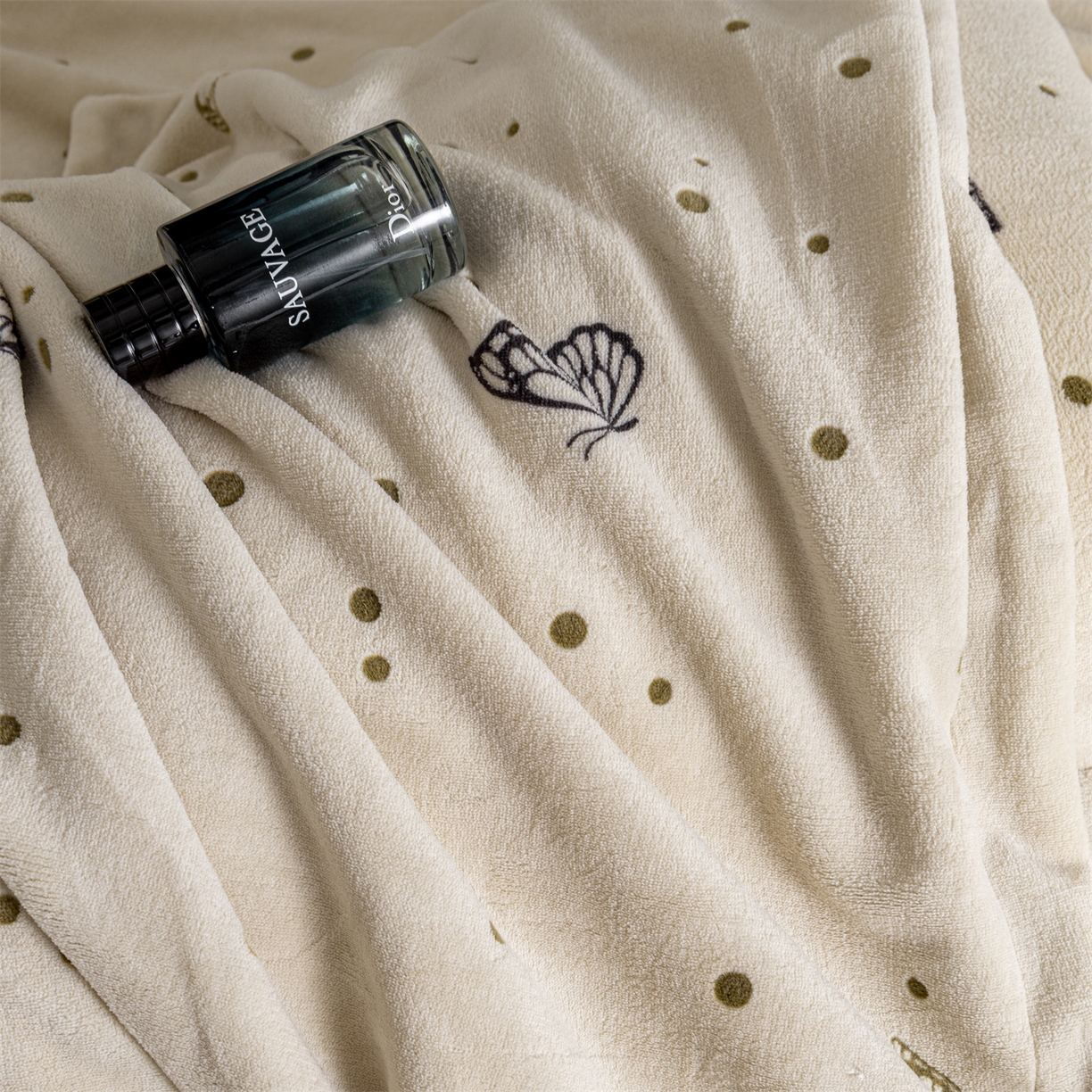 91家纺网 家纺一手货源 找家纺 罗优家纺 2025新款牛奶绒雕花绒四件套 蝶光萦绕