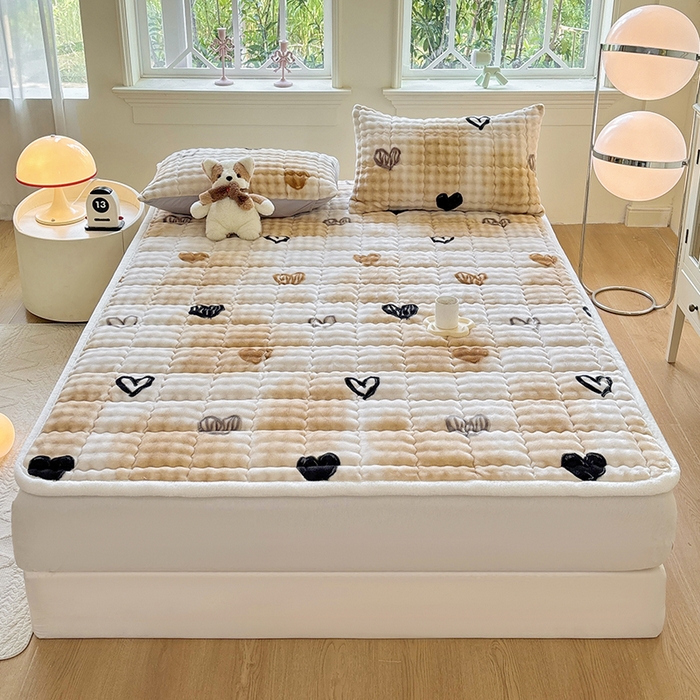 91家纺网 家纺一手货源 找家纺 2025新款印花泡泡兔毛绒床垫学生宿舍床褥软垫 爱心-咖