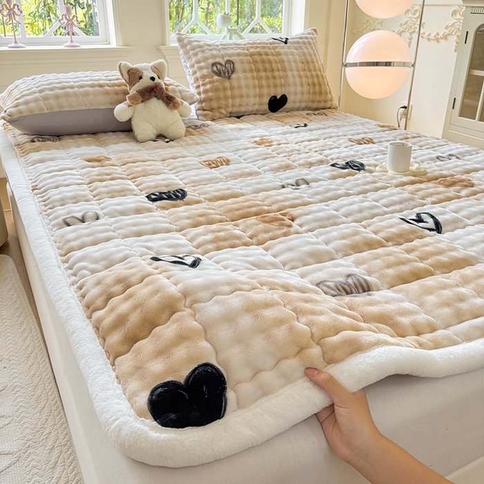 91家纺网 家纺一手货源 找家纺 2025新款印花泡泡兔毛绒床垫学生宿舍床褥软垫 爱心-咖