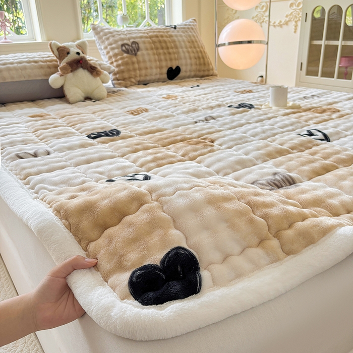 91家纺网 家纺一手货源 找家纺 2025新款印花泡泡兔毛绒床垫学生宿舍床褥软垫 爱心-咖