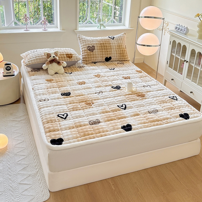 91家纺网 家纺一手货源 找家纺 2025新款印花泡泡兔毛绒床垫学生宿舍床褥软垫 爱心-咖