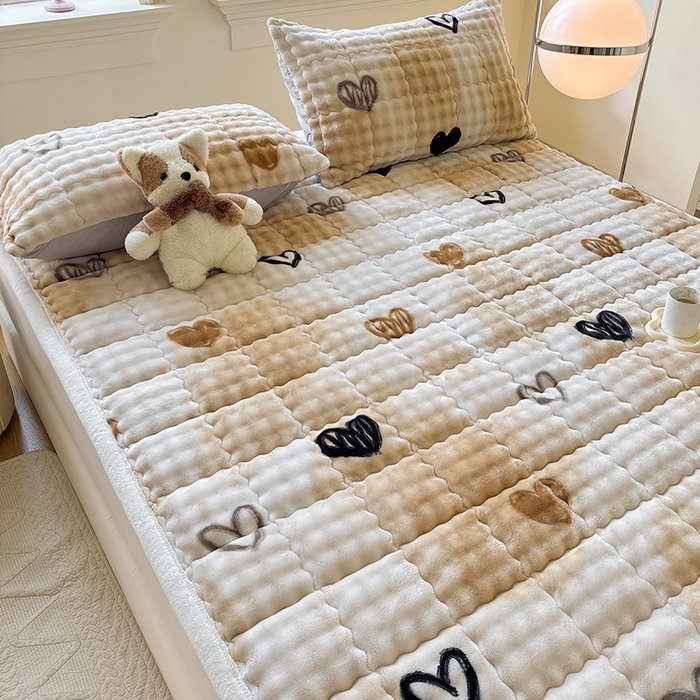 91家纺网 家纺一手货源 找家纺 2025新款印花泡泡兔毛绒床垫学生宿舍床褥软垫 爱心-咖