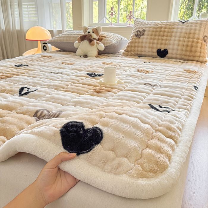 91家纺网 家纺一手货源 找家纺 2025新款印花泡泡兔毛绒床垫学生宿舍床褥软垫 爱心-咖