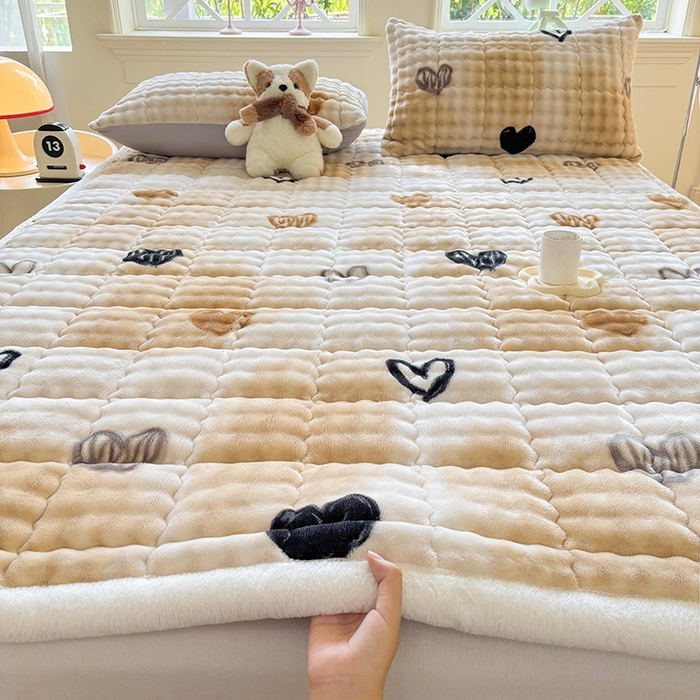 91家纺网 家纺一手货源 找家纺 2025新款印花泡泡兔毛绒床垫学生宿舍床褥软垫 爱心-咖