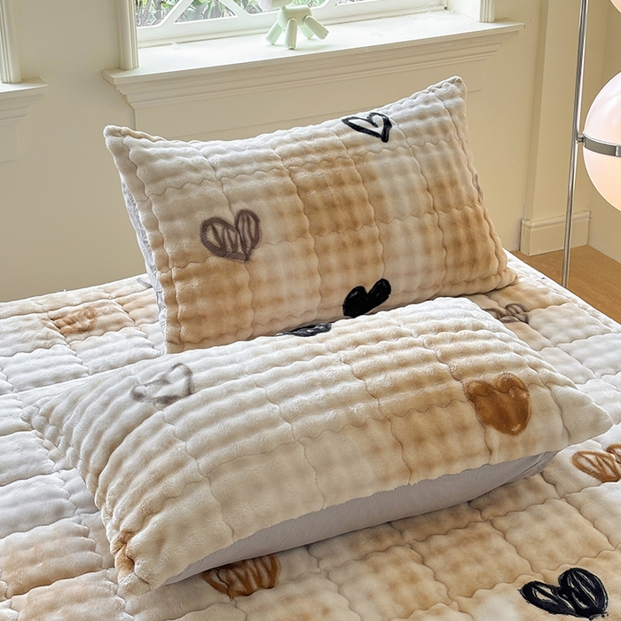 91家纺网 家纺一手货源 找家纺 2025新款印花泡泡兔毛绒床垫学生宿舍床褥软垫 爱心-咖