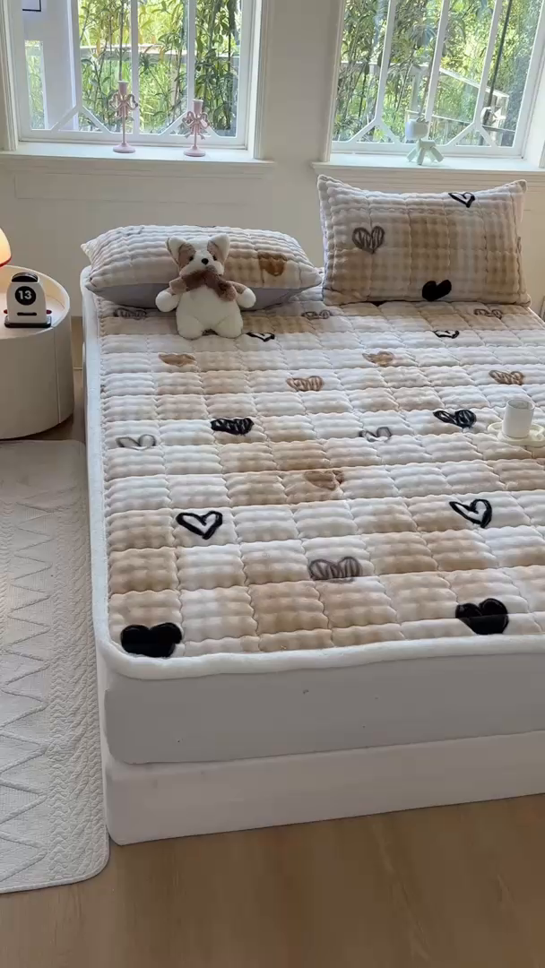 91家纺网 家纺一手货源 找家纺 2025新款印花泡泡兔毛绒床垫学生宿舍床褥软垫 爱心-咖