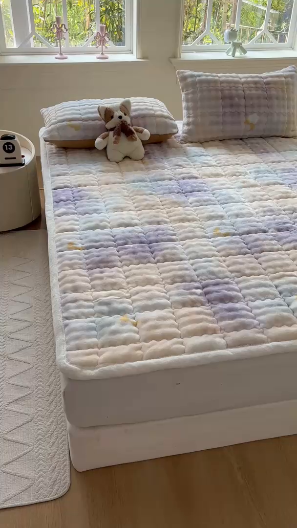 91家纺网 家纺一手货源 找家纺 2025新款印花泡泡兔毛绒床垫学生宿舍床褥软垫 彩色星空