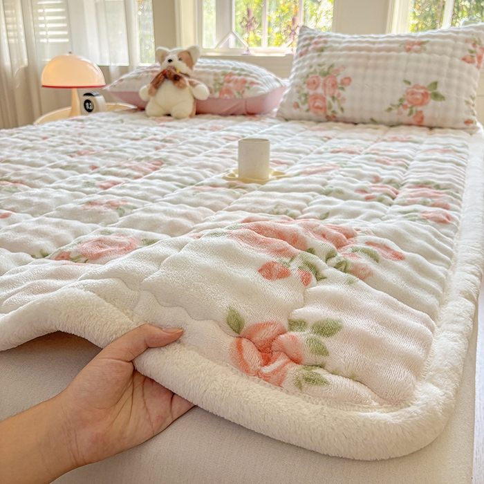 91家纺网 家纺一手货源 找家纺 2025新款印花泡泡兔毛绒床垫学生宿舍床褥软垫 繁花