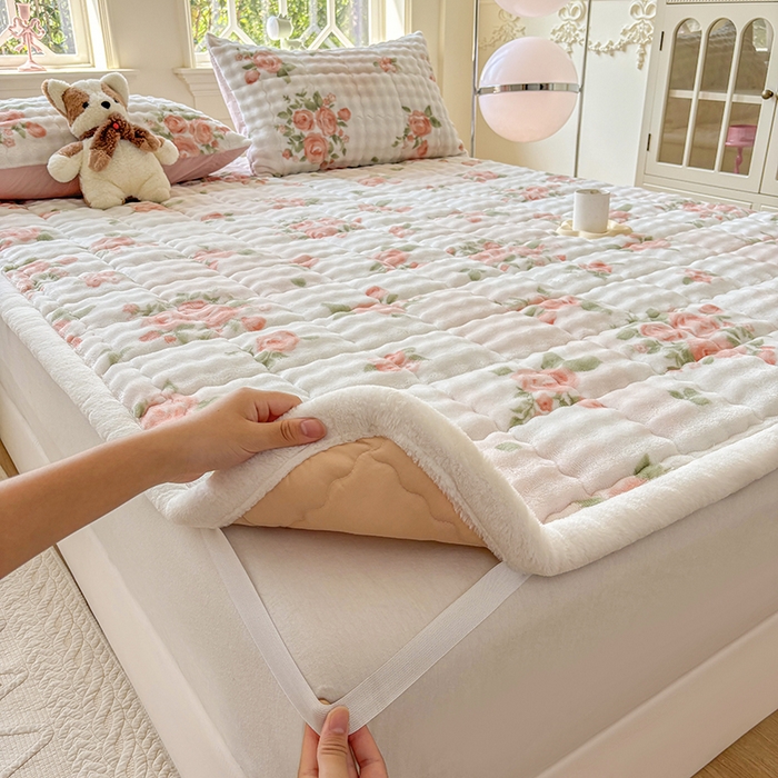 91家纺网 家纺一手货源 找家纺 2025新款印花泡泡兔毛绒床垫学生宿舍床褥软垫 繁花