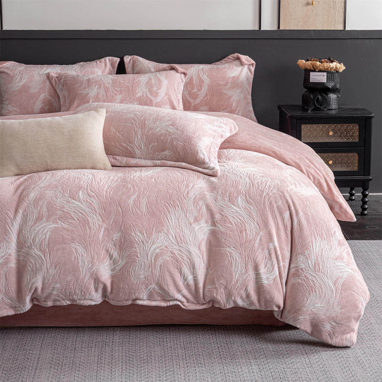 91家纺网 家纺一手货源 找家纺 罗优家纺 2025新款牛奶绒雕花绒四件套 冬日暖阳-粉