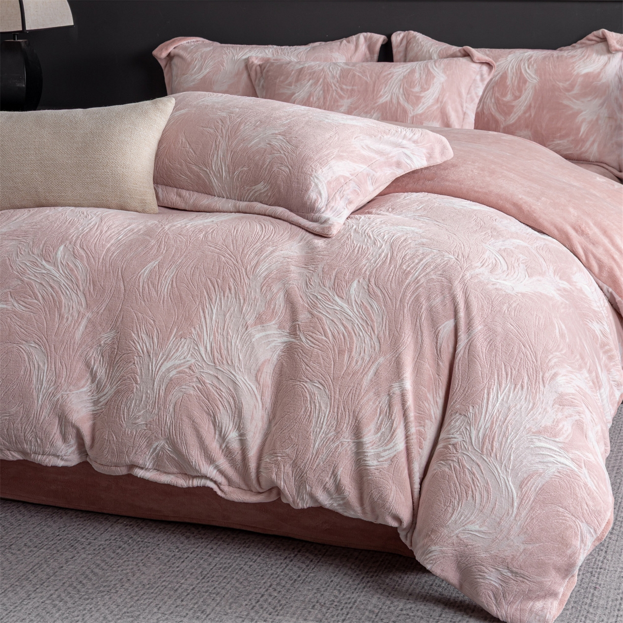 91家纺网 家纺一手货源 找家纺 罗优家纺 2025新款牛奶绒雕花绒四件套 冬日暖阳-粉