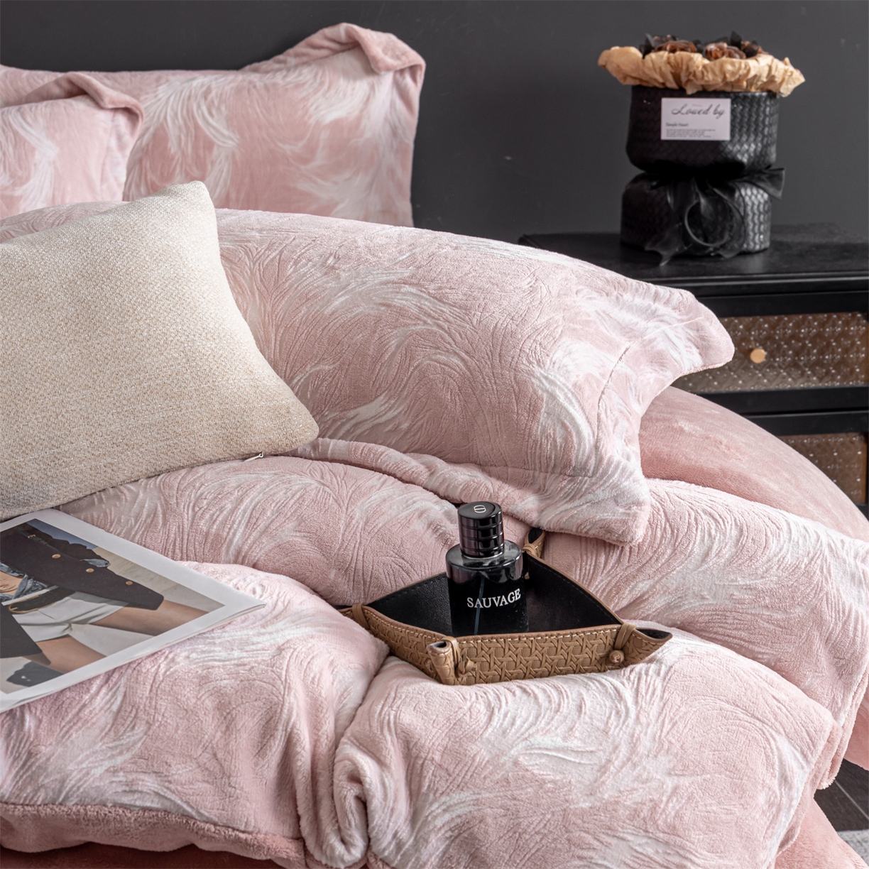 91家纺网 家纺一手货源 找家纺 罗优家纺 2025新款牛奶绒雕花绒四件套 冬日暖阳-粉