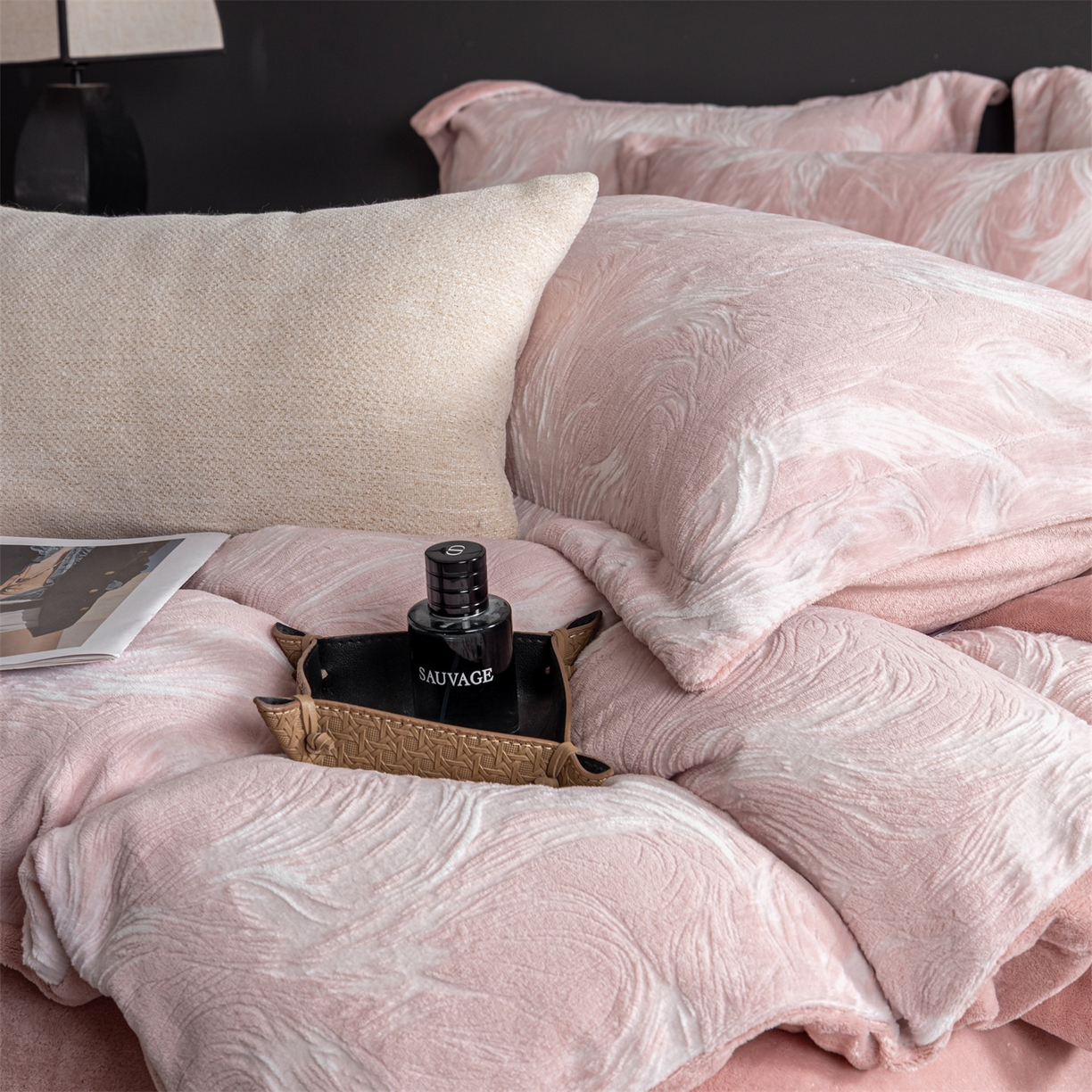 91家纺网 家纺一手货源 找家纺 罗优家纺 2025新款牛奶绒雕花绒四件套 冬日暖阳-粉