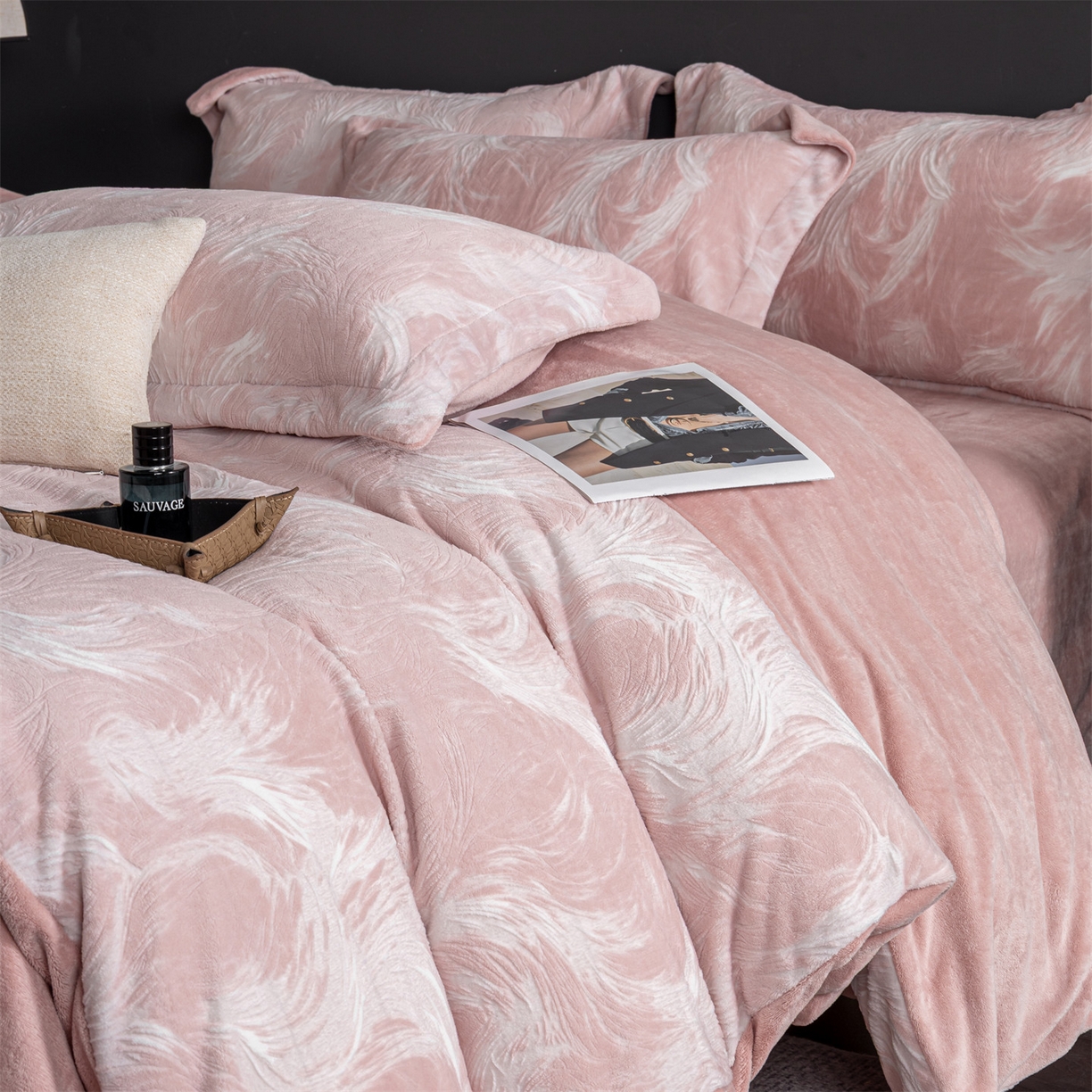 91家纺网 家纺一手货源 找家纺 罗优家纺 2025新款牛奶绒雕花绒四件套 冬日暖阳-粉