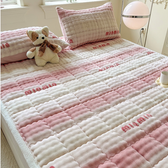 91家纺网 家纺一手货源 找家纺 2025新款印花泡泡兔毛绒床垫学生宿舍床褥软垫 粉色空间