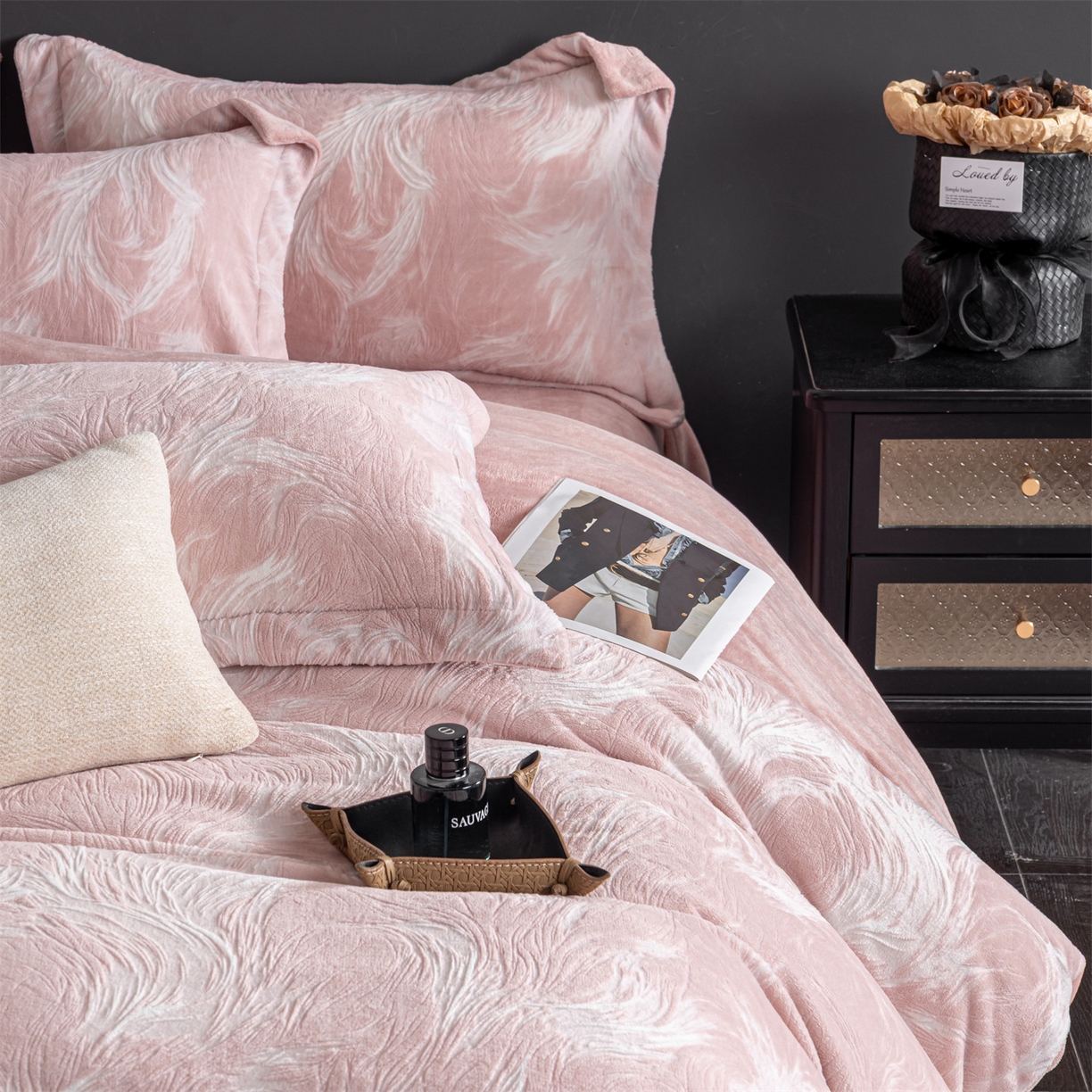 91家纺网 家纺一手货源 找家纺 罗优家纺 2025新款牛奶绒雕花绒四件套 冬日暖阳-粉