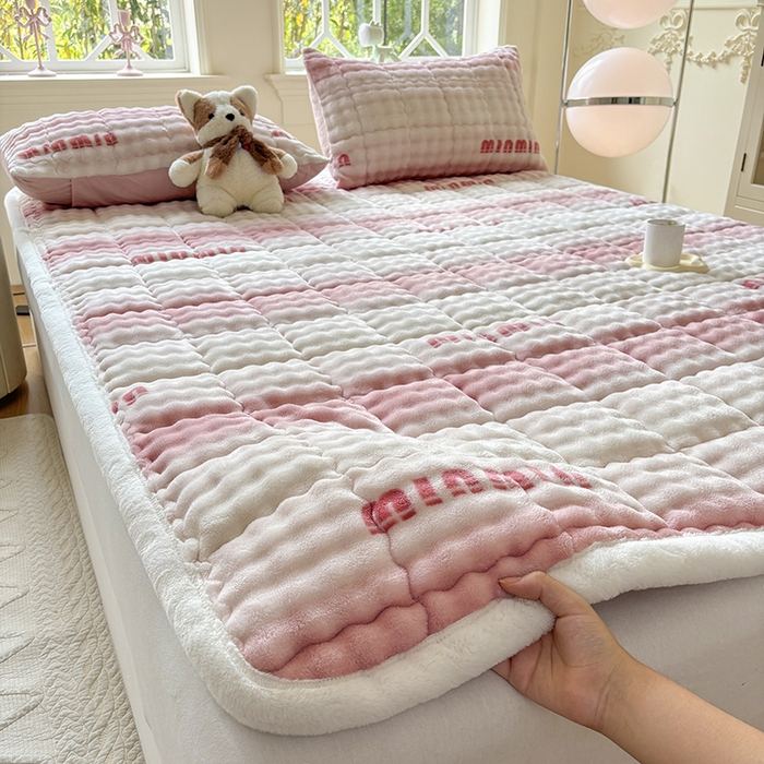 91家纺网 家纺一手货源 找家纺 2025新款印花泡泡兔毛绒床垫学生宿舍床褥软垫 粉色空间