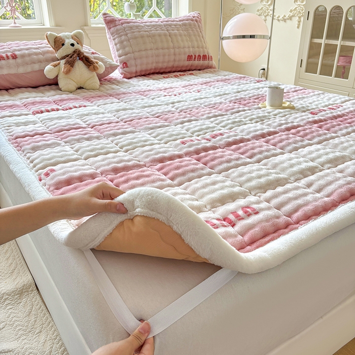 91家纺网 家纺一手货源 找家纺 2025新款印花泡泡兔毛绒床垫学生宿舍床褥软垫 粉色空间