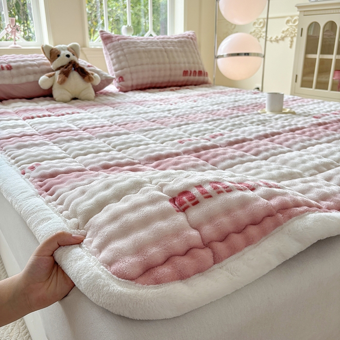 91家纺网 家纺一手货源 找家纺 2025新款印花泡泡兔毛绒床垫学生宿舍床褥软垫 粉色空间